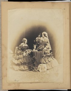 [Trois femmes avec des fleurs]