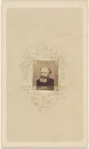 [Homme chauve non identifié à la barbe grisonnante].