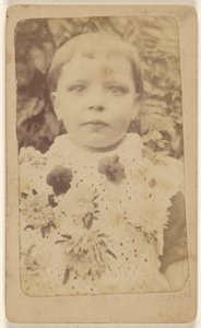 [Petite fille non identifiée portant une robe à fleurs]