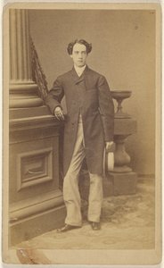[Homme non identifié portant des gants, tenant un chapeau de paille dans sa main gauche, debout]. - Unknown artist