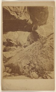 [Vue non identifiée de gros rochers].