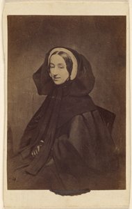 [Femme non identifiée habillée de vêtements sombres, assise]