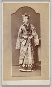 Sans titre (femme blanche en kimono japonais avec un éventail)