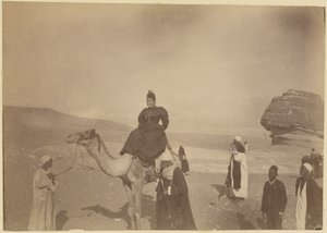 [Femme à dos de chameau]