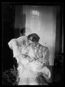 S. Thesleff avec un enfant dans les bras