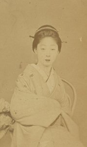 [Femme japonaise assise]