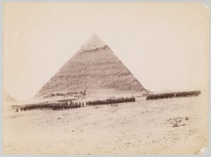 19e Hussards formés devant une pyramide à Gizeh, Égypte, vers 1882 - Unknown