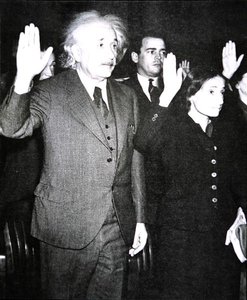 Albert Einstein avec sa belle-fille Margot prêtant serment de citoyenneté américaine, New Jersey - Unknown photographer