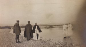 Album de la Première Guerre mondiale en Frioul-Vénétie Julienne : officiers et infirmières de la Croix-Rouge sur la rivière Natisone