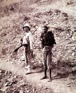 Un soldat italien et un prisonnier abyssin sur la route de Ghinda.
