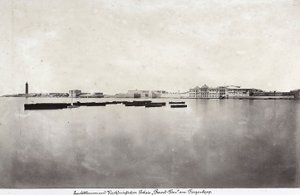 Bateaux au milieu de la mer avec une partie de la ville d