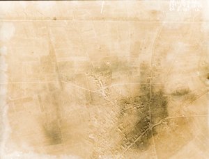 Photographies de reconnaissance aérienne britannique enregistrant les positions des tranchées sur le front occidental pendant la Première Guerre mondiale