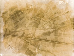 Photographies de reconnaissance aérienne britannique enregistrant les positions des tranchées sur le front occidental pendant la Première Guerre mondiale