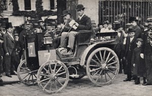 Compétiteurs à une course de voitures sans chevaux, automobile