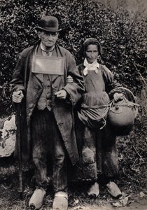 Couple de mendiants bretons. Photographie, fin du XIXe siècle, Paris. Coll. Selva.