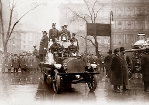 Brigades de pompiers équipées de nouvelles pompes à incendie et de véhicules, New York 1913. Photographie