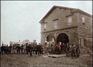 Brigade de pompiers posant devant la caserne, Alexandrie. Virginie, États-Unis. 1863. Photographie
