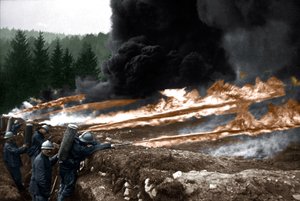 Soldats français utilisant des lance-flammes depuis les tranchées, Chemin des Dames - Unknown photographer