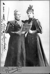 La chanteuse allemande Mathilde Marchesi (1821-1913) et la chanteuse australienne Nellie Melba (1861-1931). Photographie de la fin du XIXe siècle