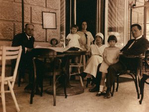 Groupe de personnes photographiées dans un café à Pula