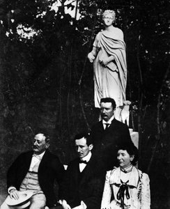 Guglielmo Marconi (1874-1937), physicien et inventeur italien avec ses parents et son frère Alfonso à Pontecchio en 1897.