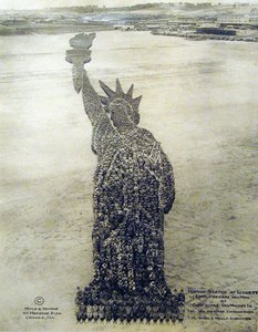 Statue humaine de la Liberté formée par des soldats américains