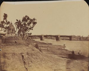 Pont en fer avec piliers en pierre, avec des civils au premier plan, rivière Gumti, Lucknow