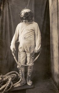 Homme avec un scaphandre pour le protéger du feu - Unknown photographer