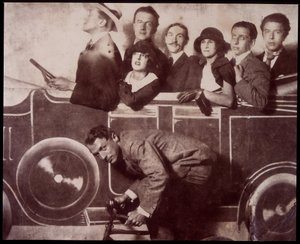 Max Morise, Simone Breton, Paul Eluard, Joseph Delteil, Gala Desnos, André Breton, et Max Ernst (à vélo), à la Foire de Montmartre