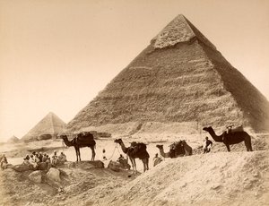 Hommes et chameaux devant la pyramide de Khéphren - Unknown photographer