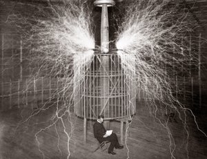 Nikola Tesla assis dans son laboratoire de Colorado Springs avec son « Transmetteur amplifiant » - Unknown photographer