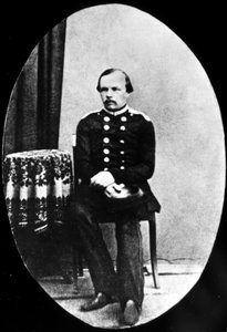 Portrait de Dostoïevski jeune, assis, en médaillon.