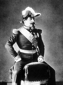 Portrait de Napoléon III assis en califourchon sur un tabouret
