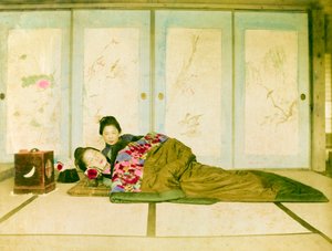 Allongées sur un futon. Deux femmes japonaises allongées sur un futon traditionnel placé sur le sol. Japon, vers 1910. - Unknown photographer