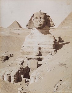 Le Sphinx et, en arrière-plan, la Grande Pyramide de Khéops. Le Caire, El Giza
