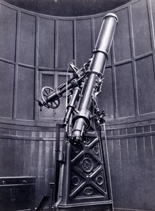 Le télescope de Giovanni Virginio Schiaparelli (1835-1910) astrophysicien à Brera (Milan). Il a observé des configurations rectilignes sur la planète Mars, les appelant les canaux martiens (canali) - Unknown photographer