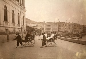 Deux hommes transportés en rickshaw à Hong Kong - Unknown photographer