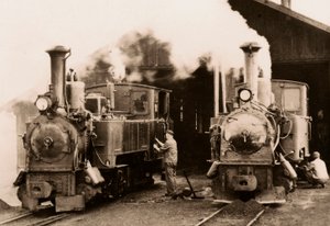 Deux locomotives à vapeur en maintenance par deux ouvriers - Unknown photographer