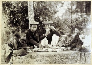 Vietnamiens pendant un repas, v. 1895