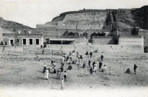 Vue de la plage de Mesnil-Val avec son casino et ses terrasses, Manche, Normandie, Carte postale du début du 20e siècle