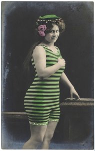 Femme en maillots de bain, vers 1910 (carte postale) - Unknown photographer