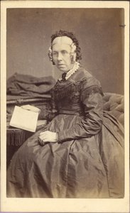 Femme avec un livre, vers 1860 (photographie)