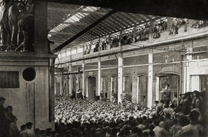 Ouvriers rassemblés dans une usine de Turin pendant le Biennio Rosso en 1920, Histoire du mouvement ouvrier (photo n/b)