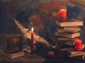 Un bureau chaleureux à la lueur des bougies