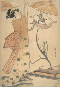Une femme attachant un rideau, une composition florale de chrysanthèmes dans un vase en forme de bateau, vers 1805 - Utagawa Toyohiro