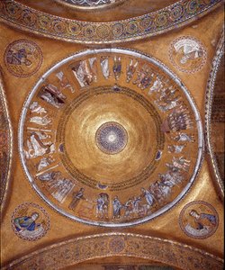 Vue du dôme avec des mosaïques sur fond doré (style roman et byzantin) illustrant la vie d