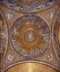 Vue du dôme avec des mosaïques sur fond doré illustrant la vie de Moïse. Dans les pendentifs, les quatre prophètes Salomon, David, Zacharie, Malachie. Début du XIIIe siècle. Basilique San Marco