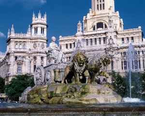 Fontaine de Cybèle représentant la déesse Cybèle dans un char tiré par deux lions, construite en 1782 par Ventura Rodriguez (1717-1785) derrière, vue du Palais des Communications, Plaza de Cibeles, Madrid