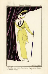Femme en robe jaune canari avec des boutons d