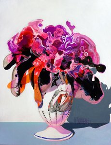 Une femme aux couleurs vives et aux motifs floraux